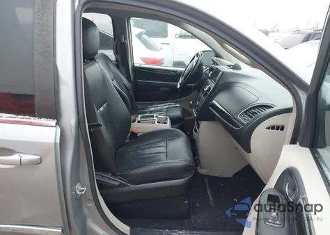 2015 Chrysler Town & Country Touring z USA, uszkodzony, nr VIN 2C4RC1BG5FR709102